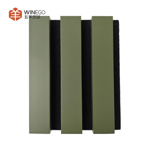 Lekki panel akustyczny z listew drewnianych zapewniający szybką instalację i trwałe użytkowanie